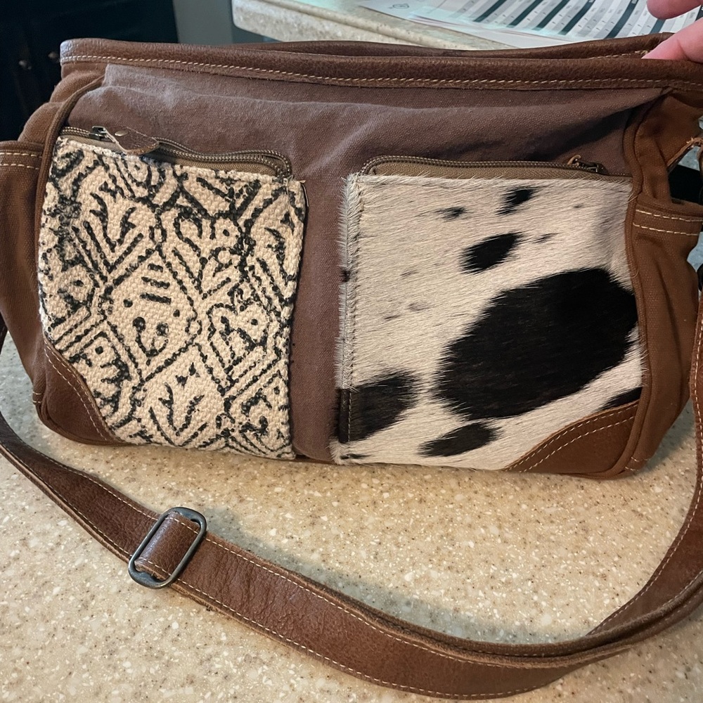 Myra bags messenger style